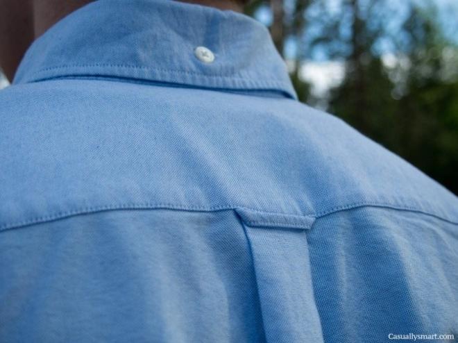 La boucle derri&egrave;re la chemise