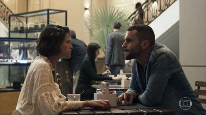 Muro alto e estatura da vil&atilde;