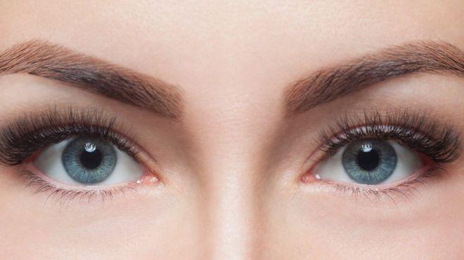 Mover los ojos en direcciones verticales y horizontales