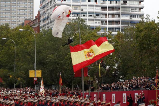 Un paracaidista choca contra una farola