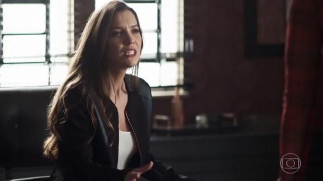 Maria da Paz &eacute; expulsa da f&aacute;brica ap&oacute;s pedir abra&ccedil;o de Fabiana