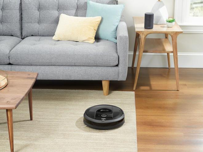 Roomba i7+ smuove lo sporco e lo aspira
