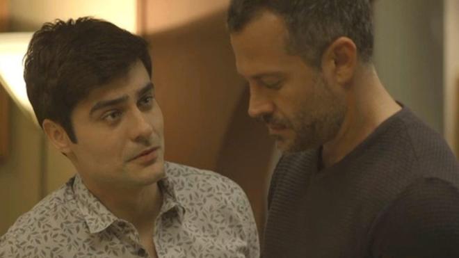 Beijo de Agno e Leandro