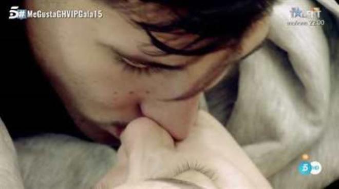 Los besos de la pareja fueron muy sentidos, palmo a palmo