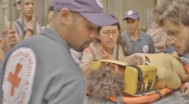 Cena em Lurdes se depara com sua filha Camila a caminho do hospital baleada