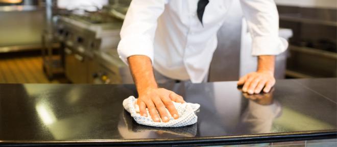 Pulire le superfici con disinfettanti
