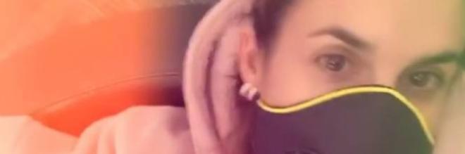 Elisabetta Canalis ironizza sulla sua mascherina