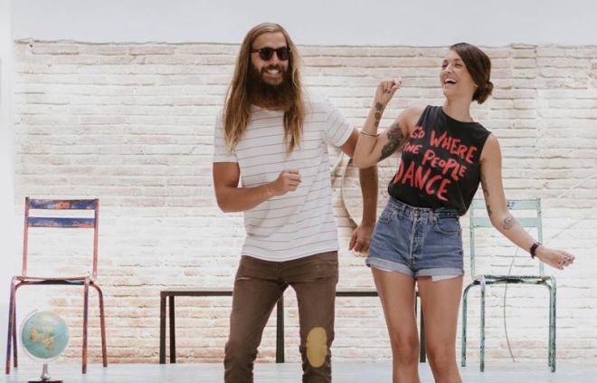 INTERCAMBIAR ROPA CON FAMILIARES O AMIGOS