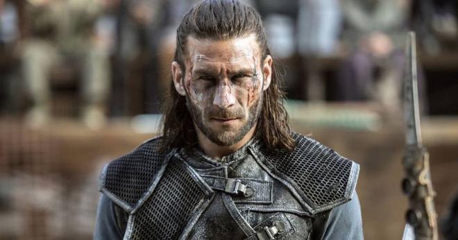 Roan (Zach McGowan)
