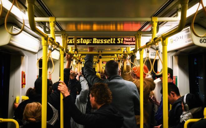 Barres de transport et accoudoirs dans les transports publics