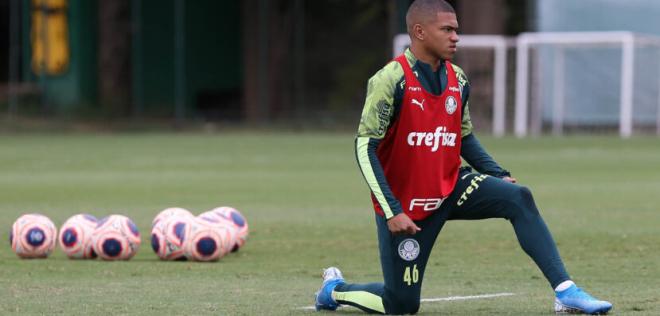 Palmeiras renova com lateral Esteves