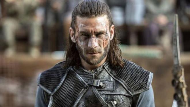 Roan (Zach McGowan)