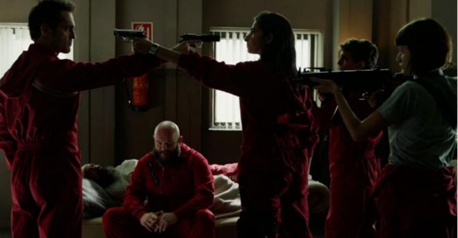 Quando enfrenta o chefe Berlim para tentar salvar a vida do companheiro Oslo