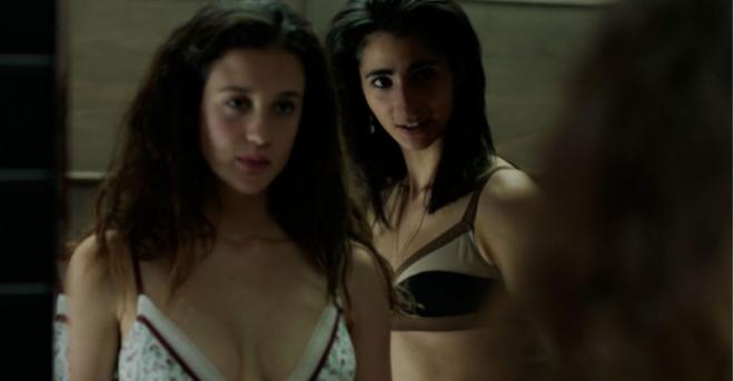 Quando ela ensina a ref&eacute;m Alison Parcker a se denfender