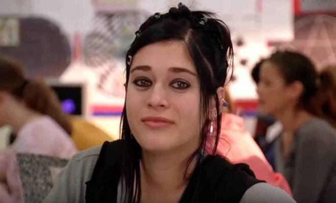 Lizzy Caplan (Janis)