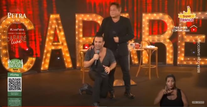 Eduardo Costa pede desculpas de joelho