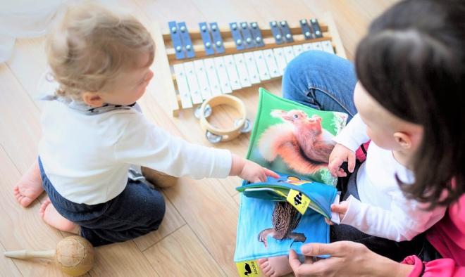 M&atilde;e que estimula a intelig&ecirc;ncia do filho