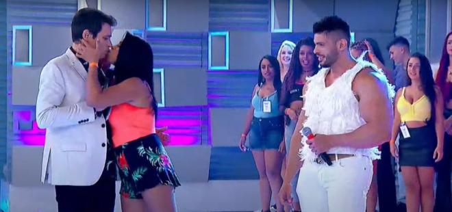 Beijo roubado por particpante