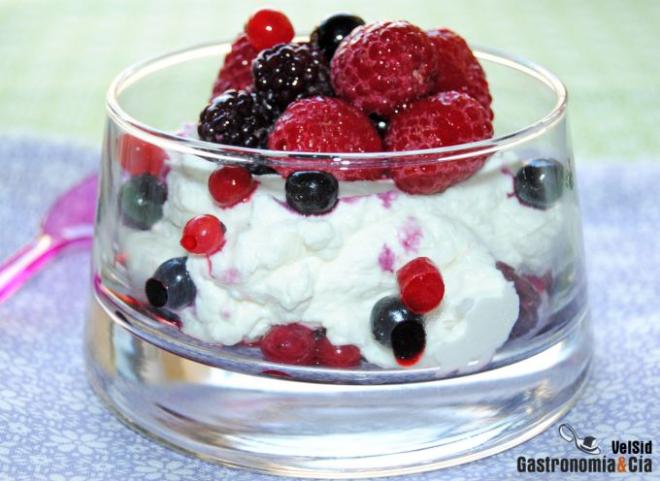 Yogur con frutos rojos