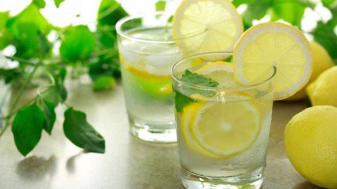Bere acqua e limone appena svegli 