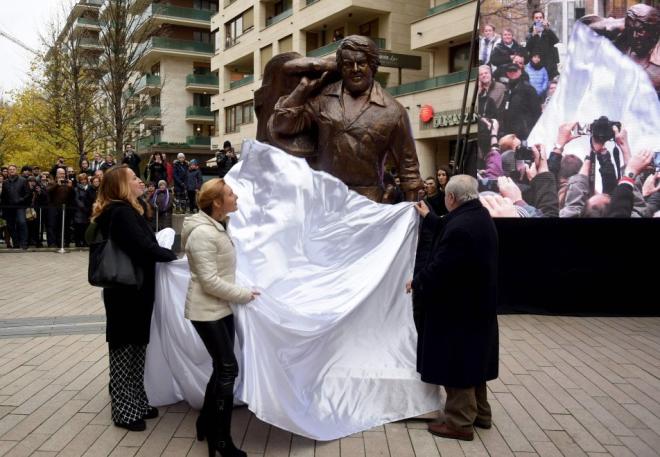 Statua con citazione a Budapest