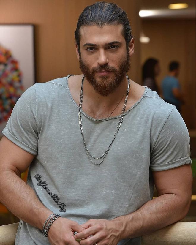 Can Yaman ha frequentato la scuola italiana