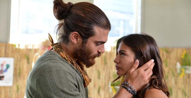 Il flirt smentito tra Can Yaman e Demet Ozdemir