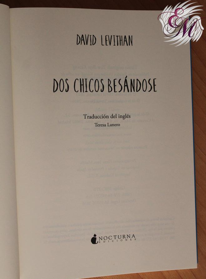 "Dos chicos bes&aacute;ndose" de David Levithan