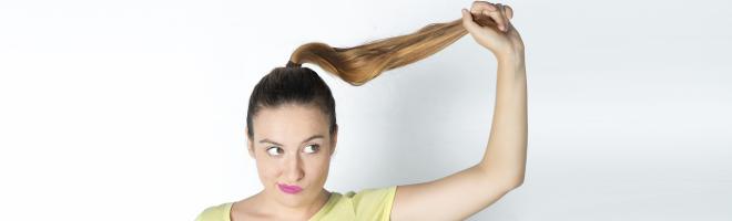  Prender o cabelo com el&aacute;stico muito apertado 