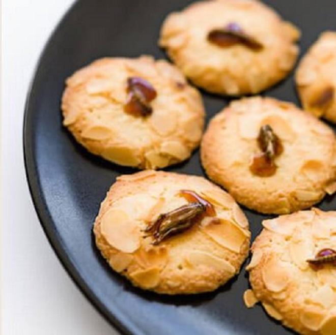 DESSERT : Tuiles aux insectes caram&eacute;lis&eacute;es