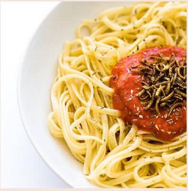 PLAT : Linguine &agrave; la bolognaise d&rsquo;insectes piment&eacute;s