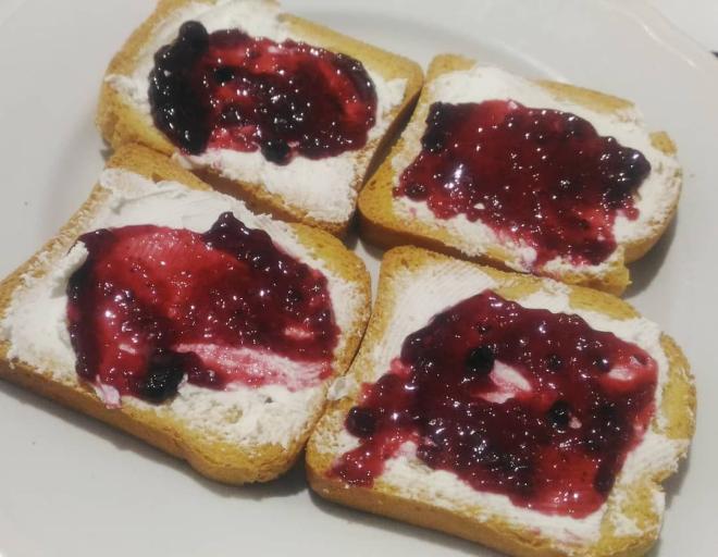 Fette biscottate con marmellata