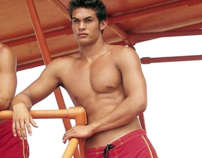 Inizia la sua carriera con Baywatch