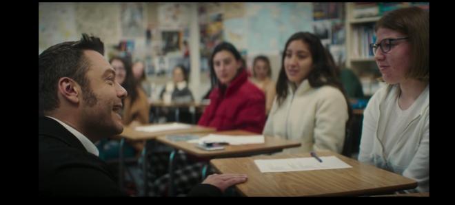 Tiziano in una scuola americana che risponde alle domande di alcune studentesse