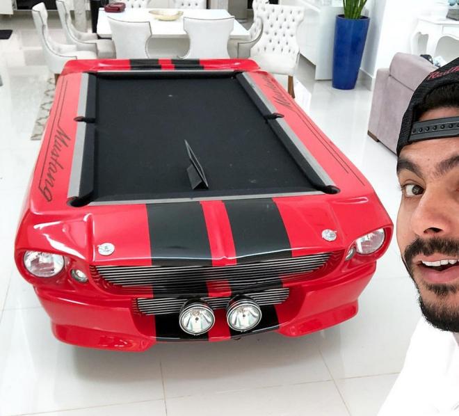 Mesa de sinuca em formato de carro