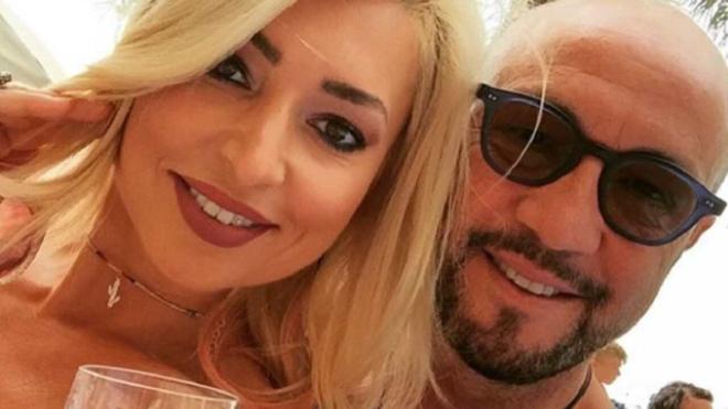 Il primo incontro tra Raluca e Walter in aeroporto