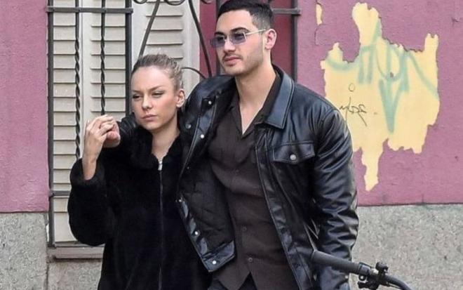 Ester Exp&oacute;sito y Alejandro Speitzer