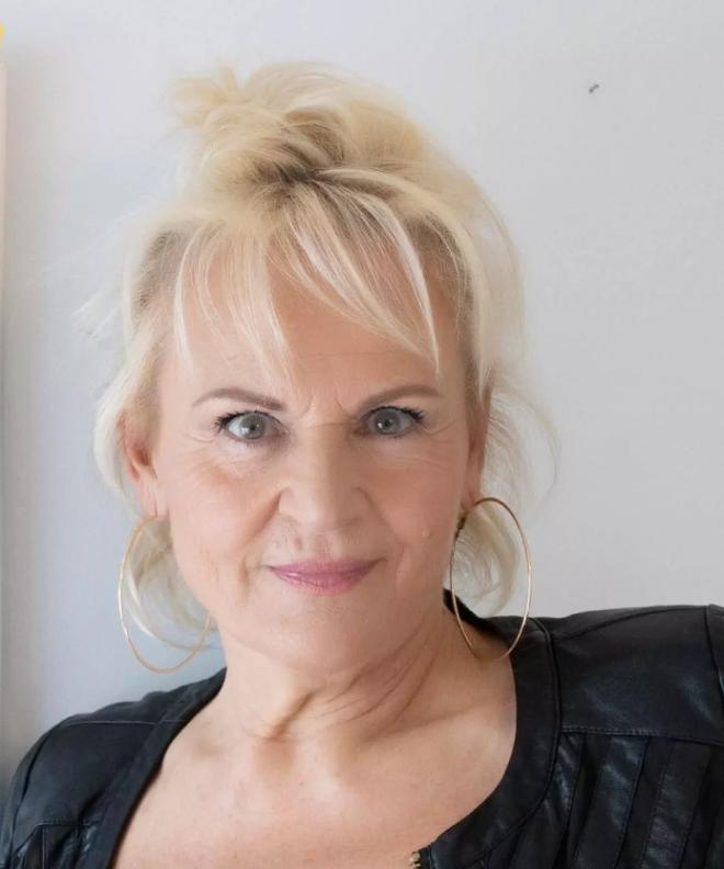 Dominique faceva l'hostess di terra