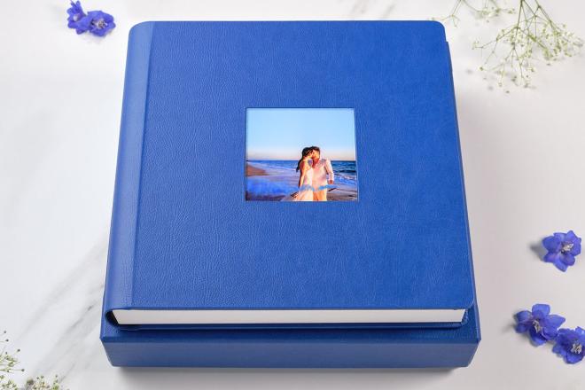 Un libro fotografico o un bracciale con incisioni