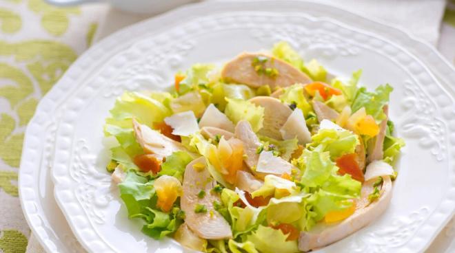 Insalata di pollo con fettine di ananas