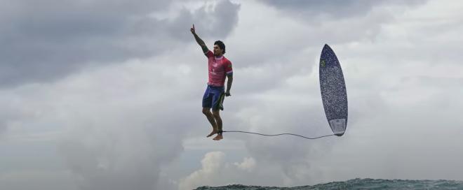 Il surfista Medina &lsquo;vola&rsquo; in cielo
