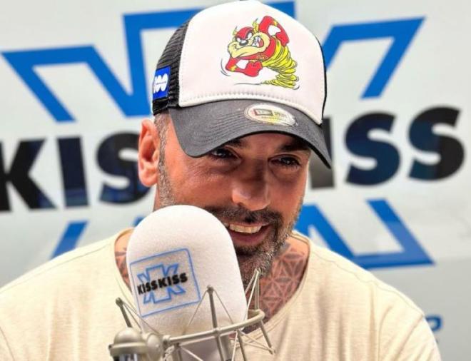 Ha lavorato come speaker radiofonico