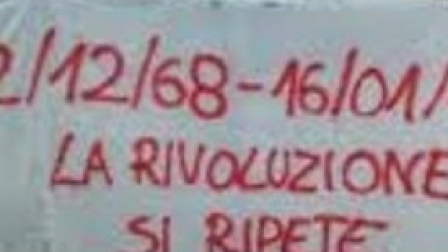 Striscione che evoca la rivoluzione sessantottina