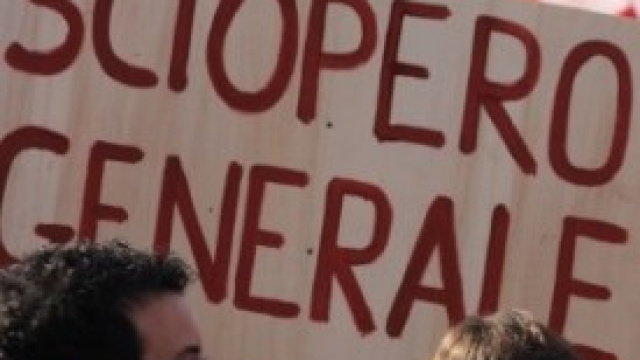 Scontro tra manifestanti e tifosi dell'Ajax