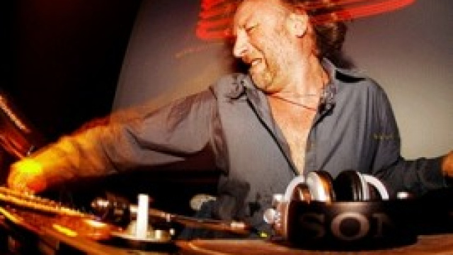il bassista Peter Hook alla consolle