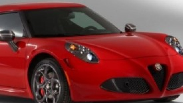 Nuova alfa romeo 4c con una velocit&agrave; di 258 k/m.