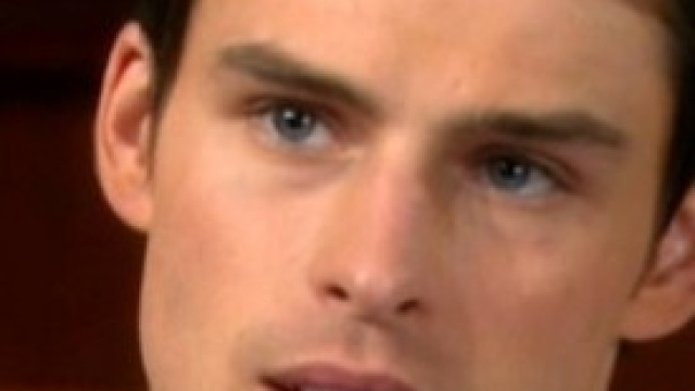 Thomas. L'attore &egrave; impegnato sul set di un film.