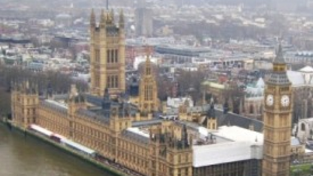 Londra, crolla il tetto del Teatro Apollo