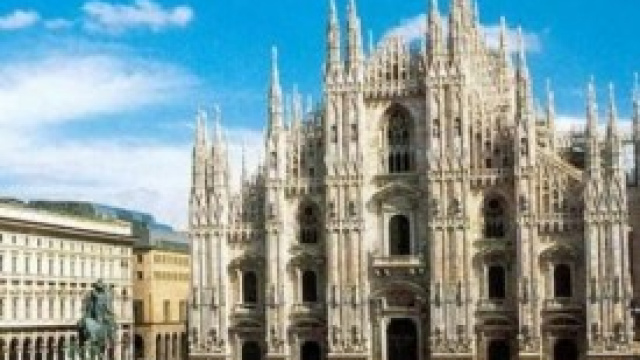 Elio e le Storie Tese in Piazza Duomo a Milano 