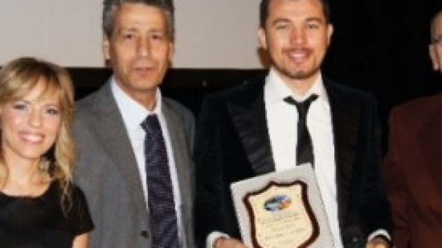 Giuseppe Gambi riceve il premio 